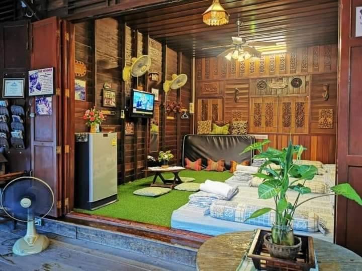 Appartamento Ban Mae Arom Amphawa Esterno foto